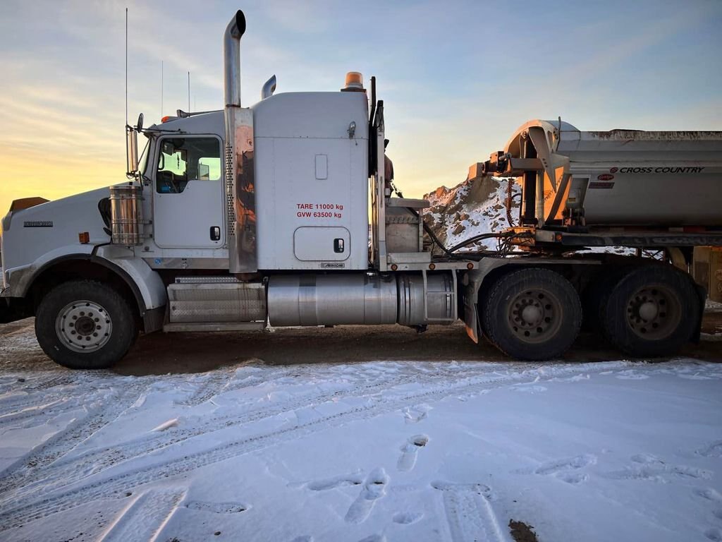 2012 Kenworth T800 Sleeper Truck with Wet Kit #8140 JF