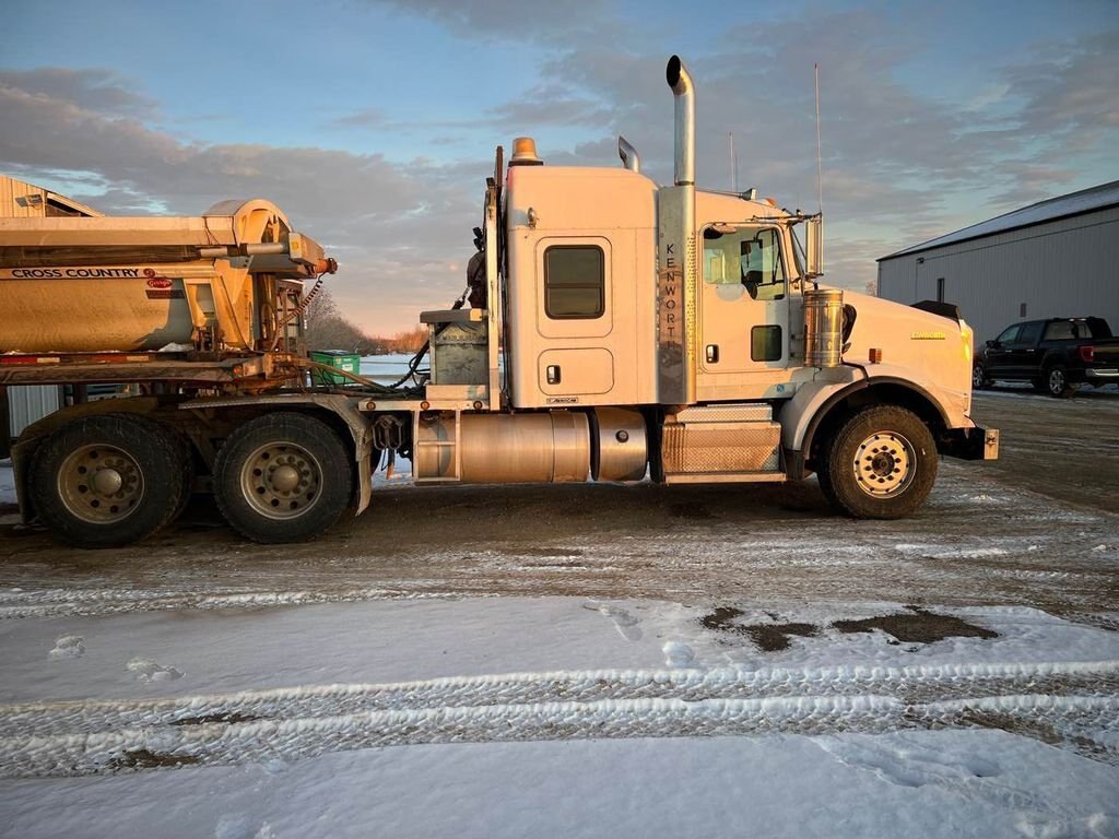 2012 Kenworth T800 Sleeper Truck with Wet Kit #8140 JF