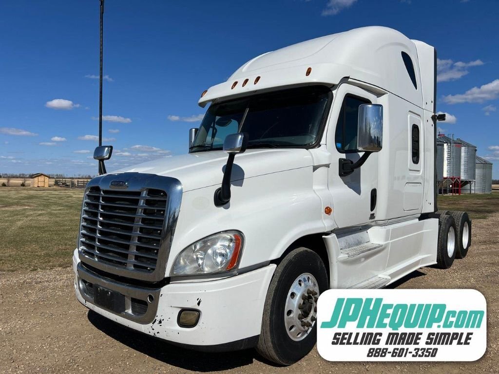 2016 Freightliner Cascadia 125 Tandem Sleeper Tractor - #8534 JF