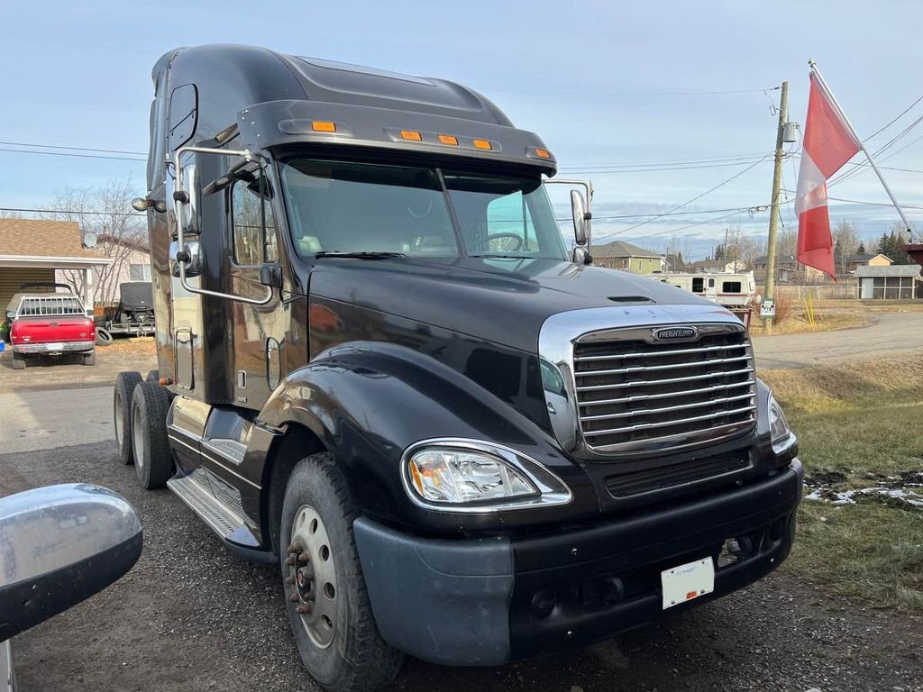 2005 Freightliner Columbia Tandem Sleeper Tractor #7984 JF