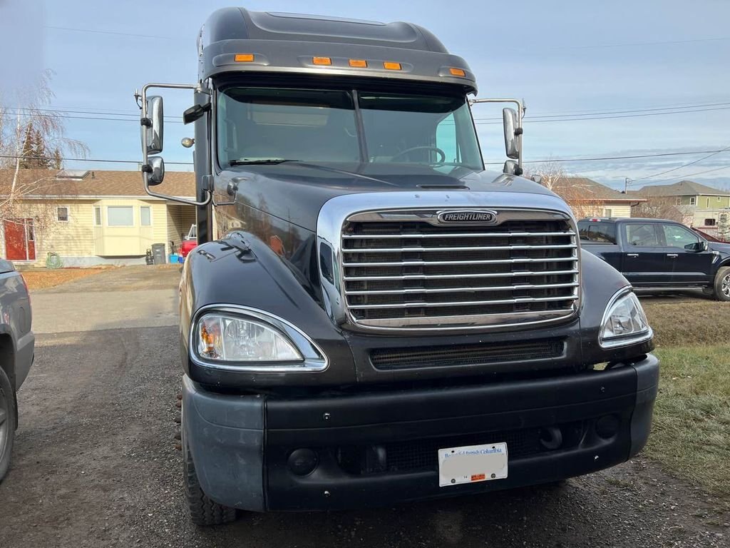 2005 Freightliner Columbia Tandem Sleeper Tractor #7984 JF