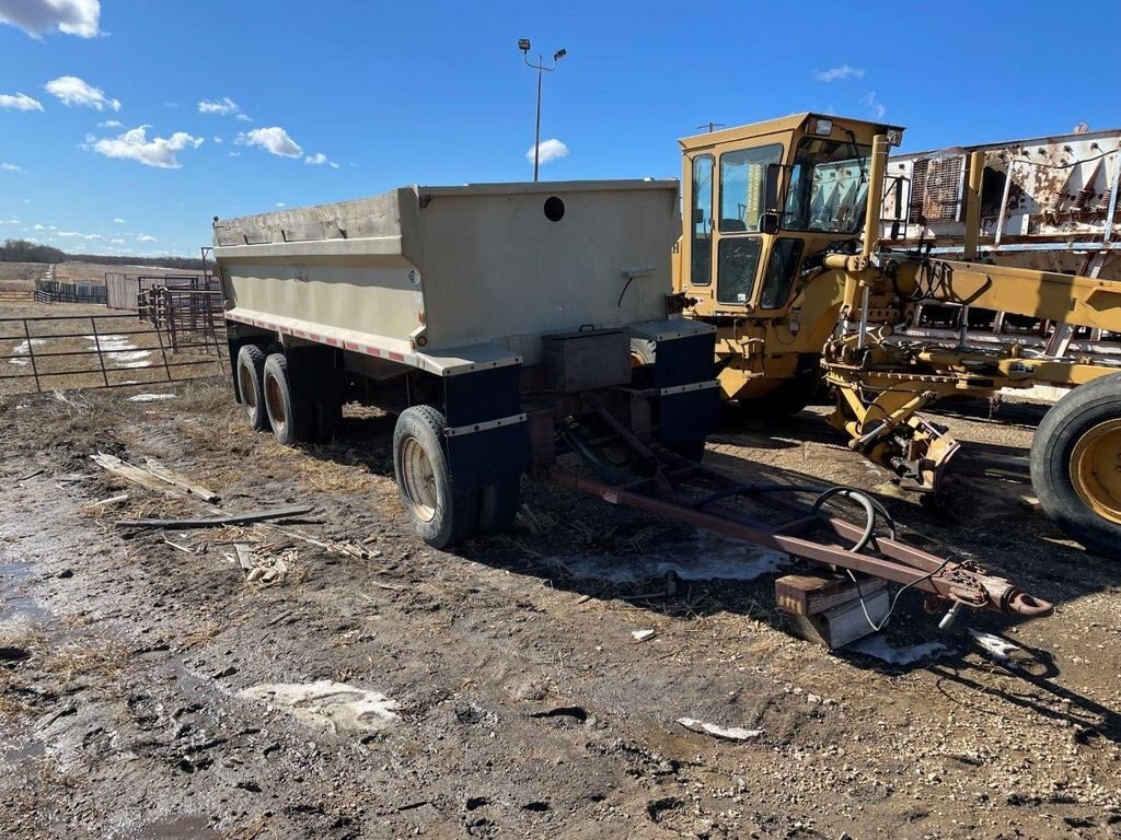 1987 M&M Triaxle Dump Wagon 5875 CM