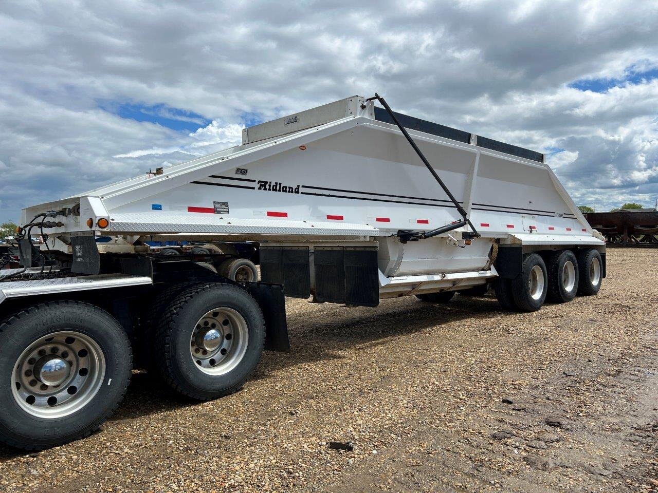 2011 Midland MG38 TC3000 Triaxle Clam Bottom Dump Trailer #8723 JF