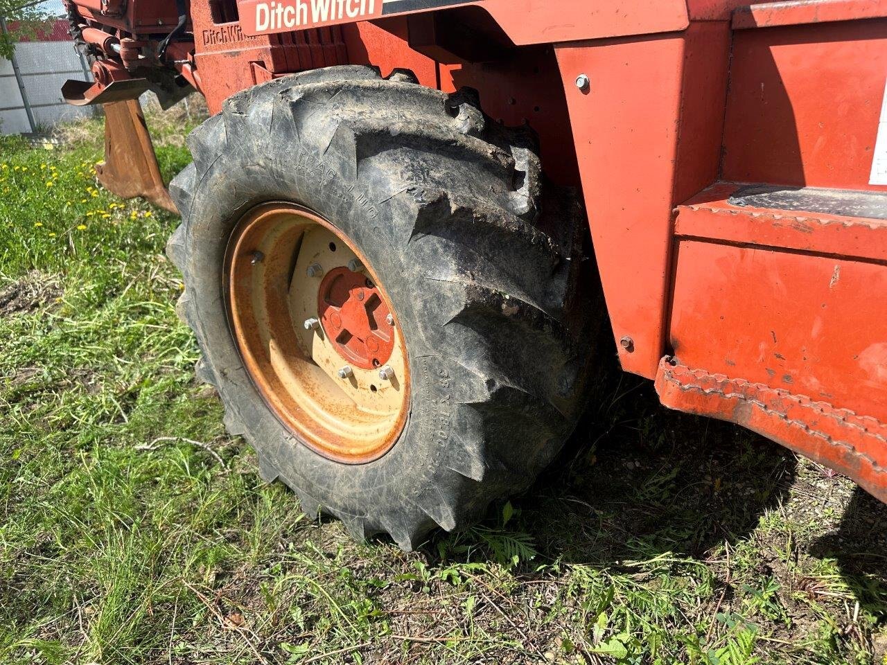 1999 Ditch Witch 8020T Ride on Trencher w Vibration Plow #8644 JA