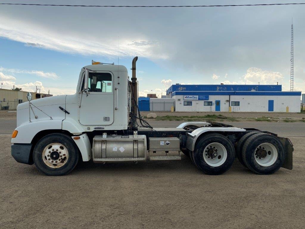 2000 Freightliner FLD112 Day Cab Tandem Axle Truck #8856 BP