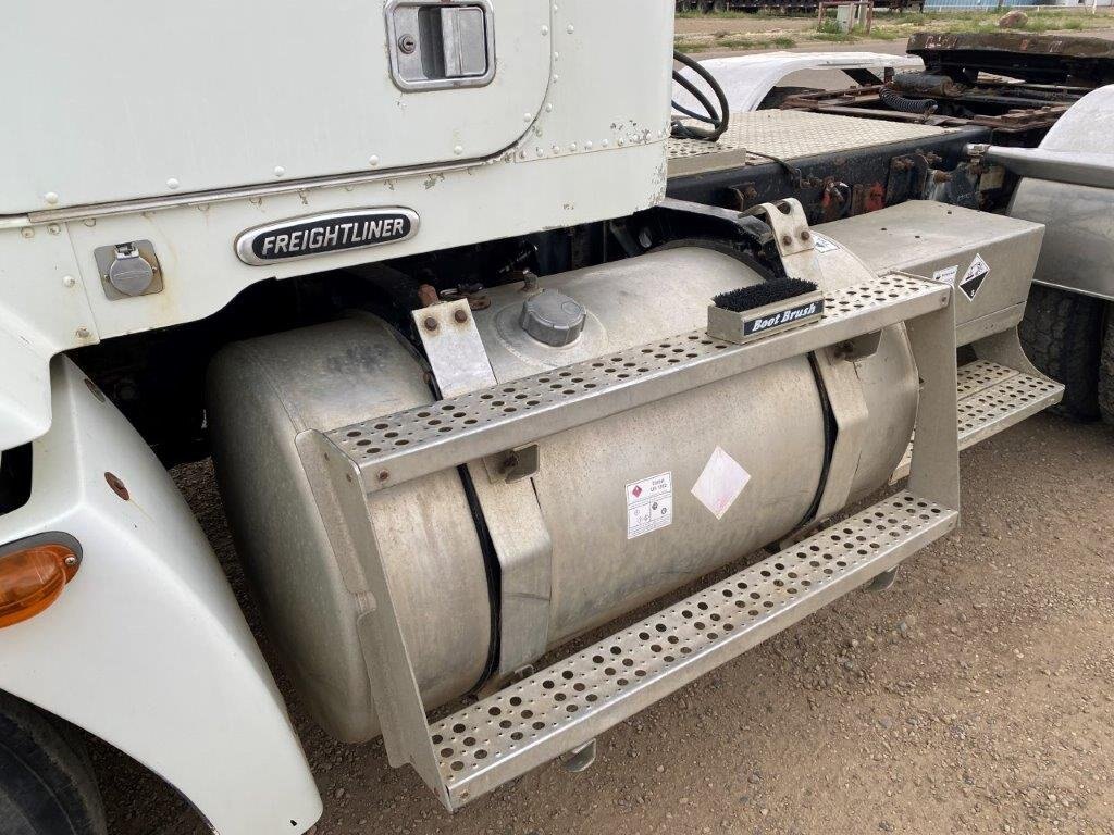 2000 Freightliner FLD112 Day Cab Tandem Axle Truck #8856 BP