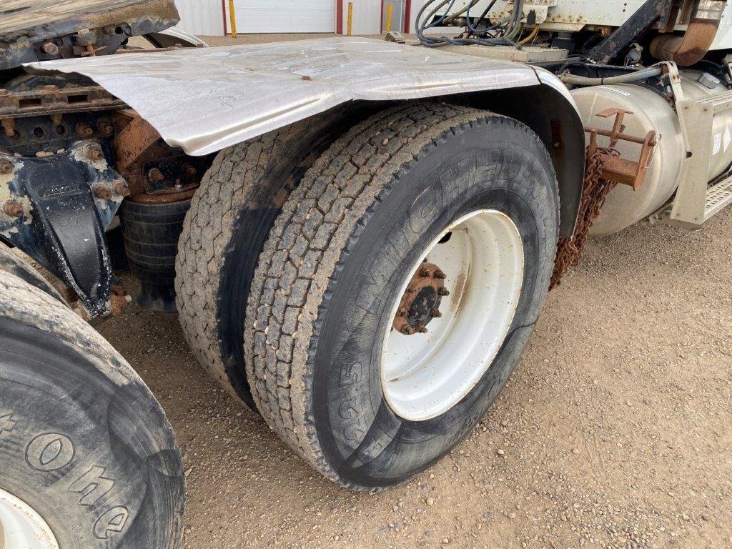 2000 Freightliner FLD112 Day Cab Tandem Axle Truck #8856 BP