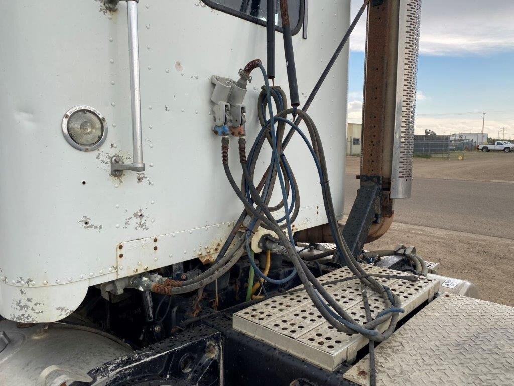 2000 Freightliner FLD112 Day Cab Tandem Axle Truck #8856 BP