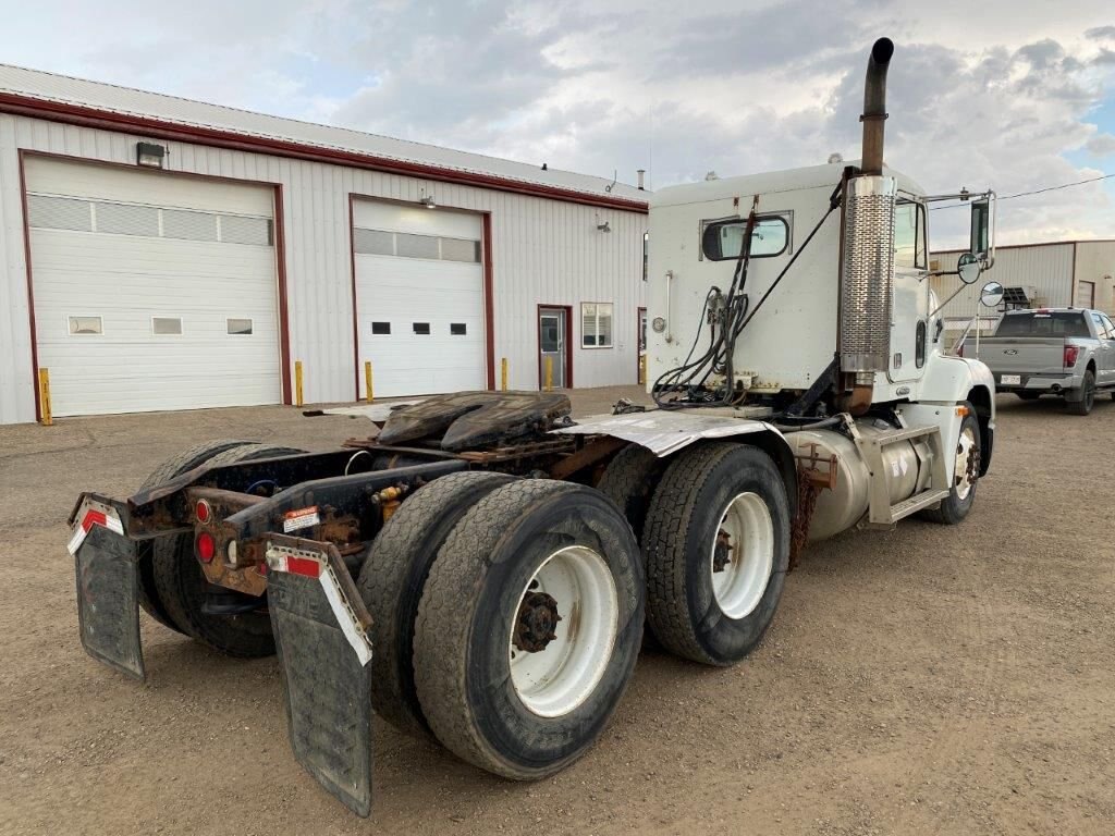 2000 Freightliner FLD112 Day Cab Tandem Axle Truck #8856 BP