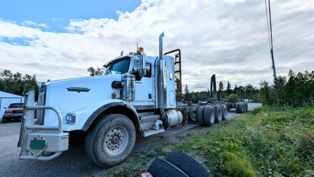 2007 Kenworth T800 Triaxle Sleeper with Pole Logging Trailer #8870 JF