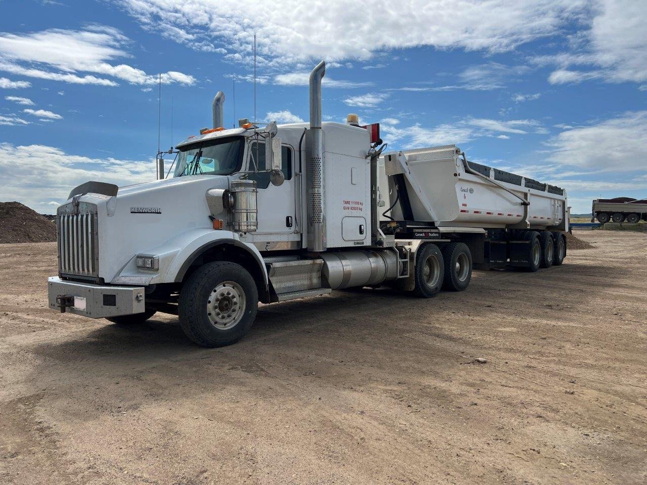 2012 Kenworth T800 Automatic Tandem Sleeper Tractor with wet kit #8872 JF