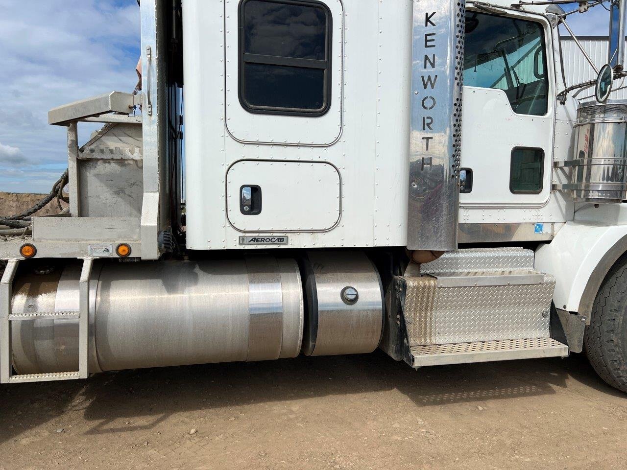 2012 Kenworth T800 Automatic Tandem Sleeper Tractor with wet kit #8872 JF