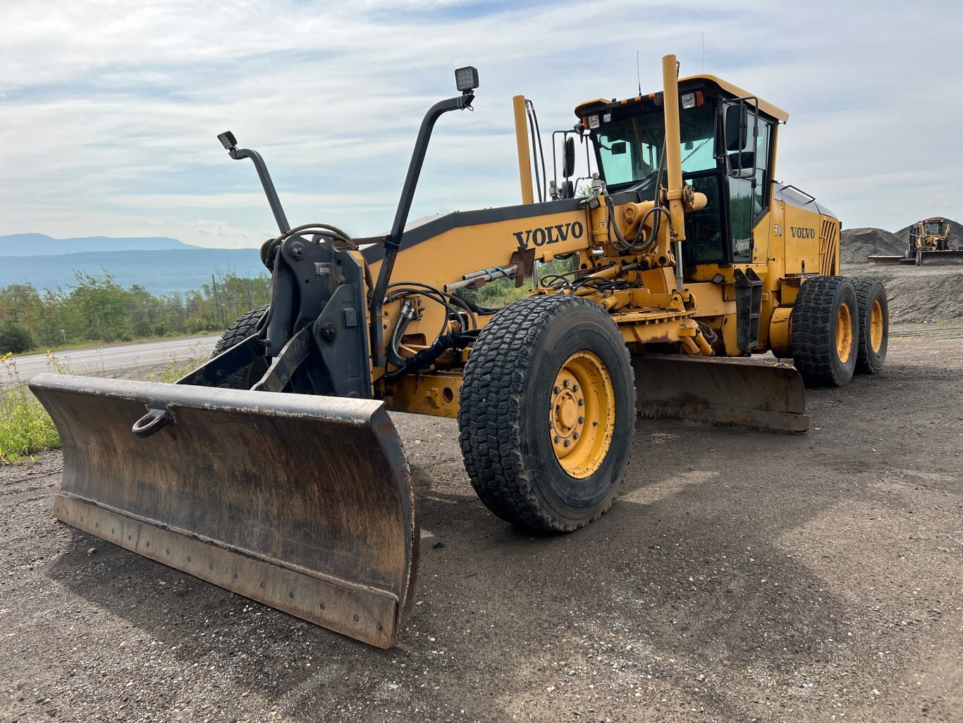 2010 Volvo G976 Motorgrader with snow wing and front dozer 8941 JF