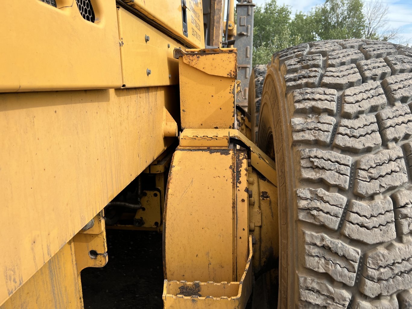 2010 Volvo G976 Motorgrader with snow wing and front dozer 8941 JF