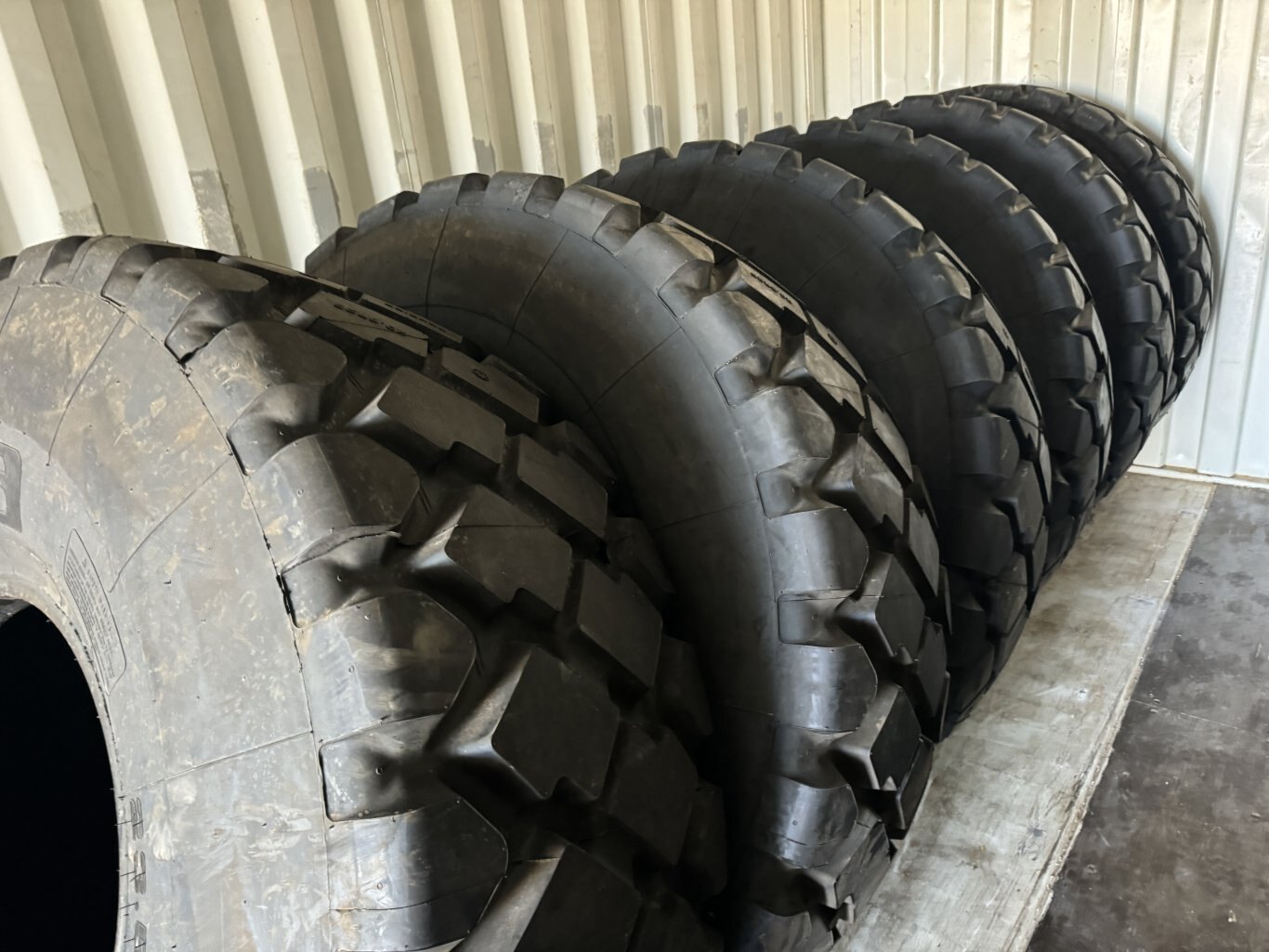 23.5R25 Aeolus L3 Tires 23.5x25 8952 JP