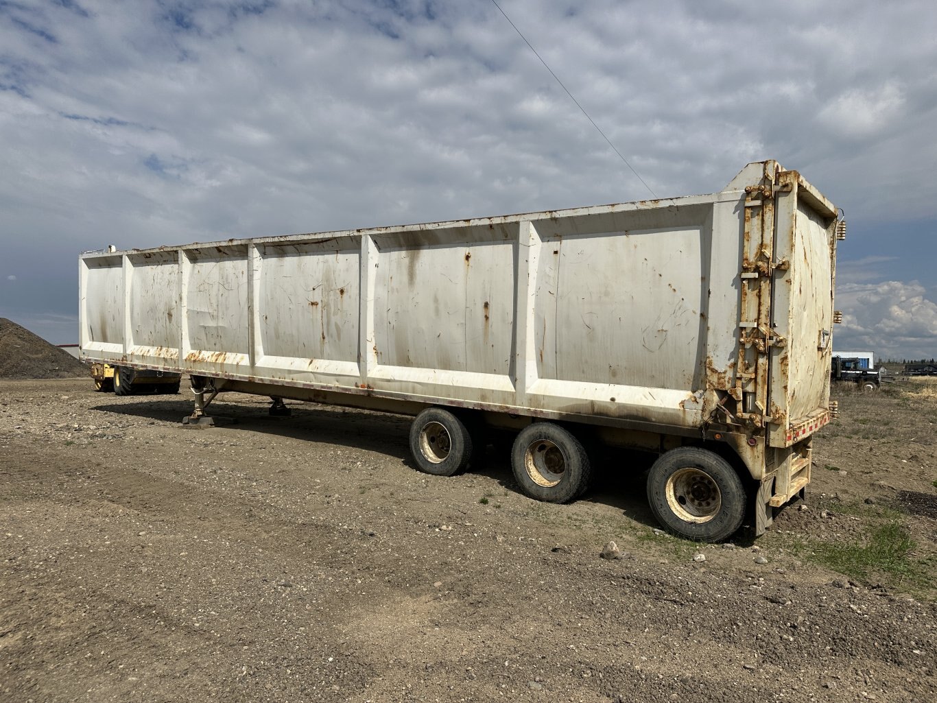 2006 Universal Scrap Material Trailer 8981 JP