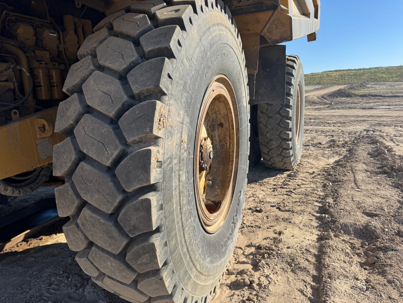 2005 CAT 777D Haul Truck 9048 JP