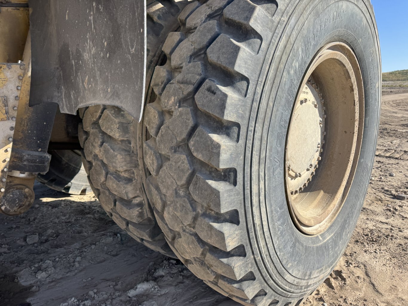 2005 CAT 777D Haul Truck 9048 JP