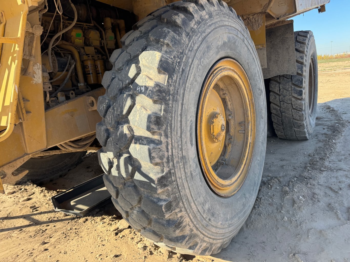 2005 CAT 777D Haul Truck 9049 JP