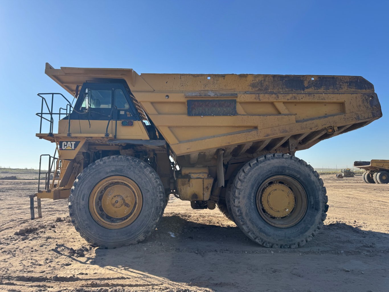 2005 CAT 777D Haul Truck 9049 JP