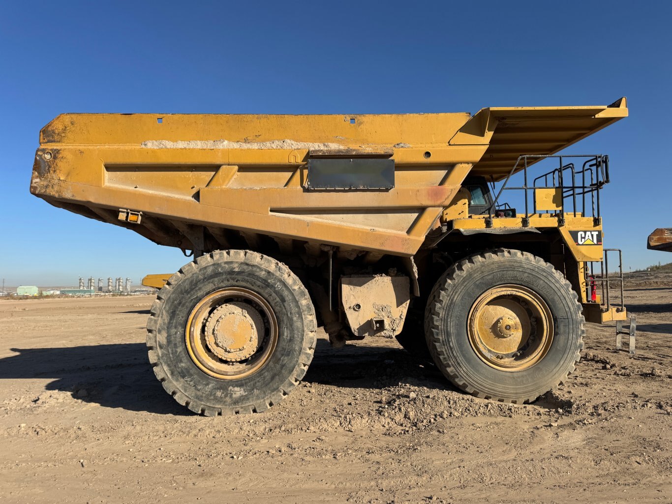 2005 CAT 777D Haul Truck 9049 JP