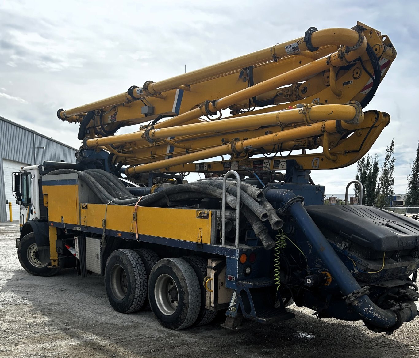 2013 Putzmeister 28M Concrete Pumper on MACK MRU613 9076 JA