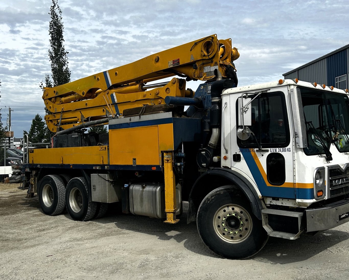 2013 Putzmeister 28M Concrete Pumper on MACK MRU613 9076 JA