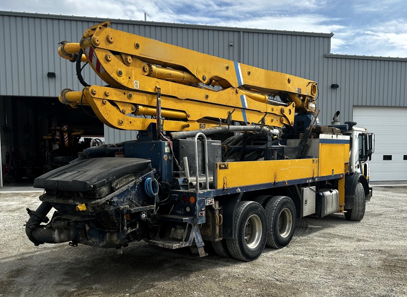 2013 Putzmeister 28M Concrete Pumper on MACK MRU613 9076 JA