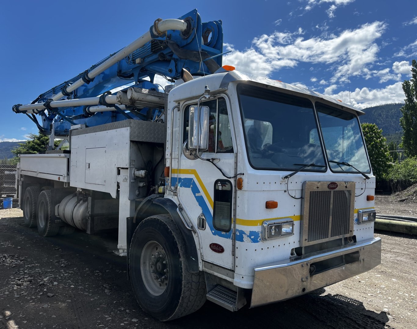 2007 Alliance 33M Concrete Pumper on 2007 Peterbilt 320 Truck 9087 JA