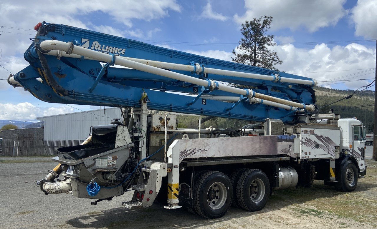 2007 Peterbilt 320 Truck w/ 2007 Alliance 37M Concrete Pumper #9119 JA