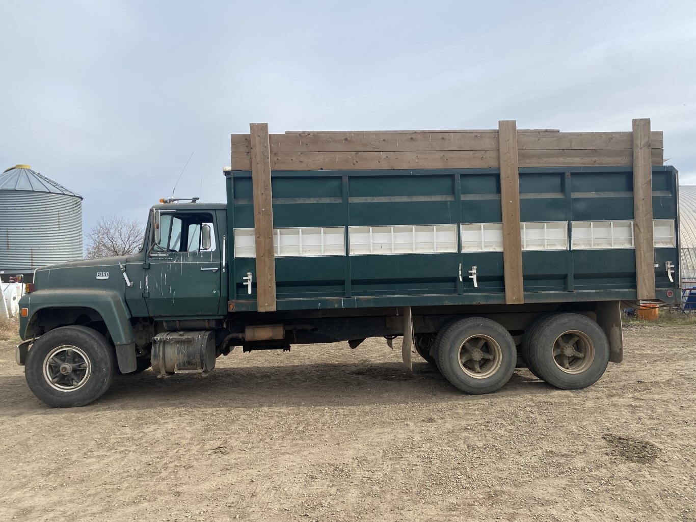 1976 Ford F 800 Grain/Silage Truck #9144 AS