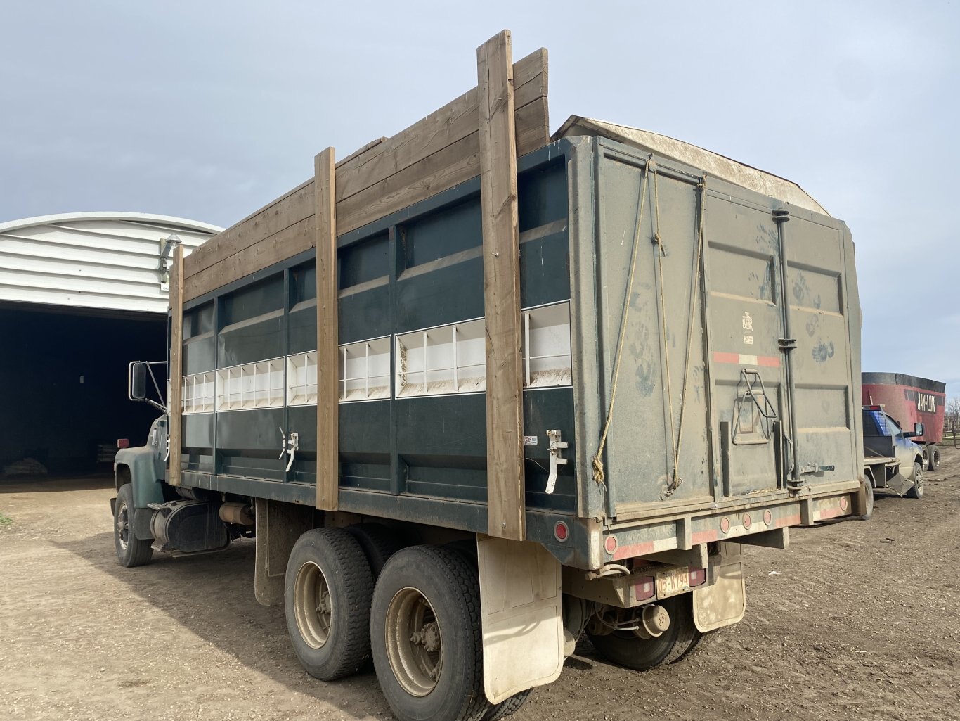 1976 Ford F 800 Grain/Silage Truck #9144 AS