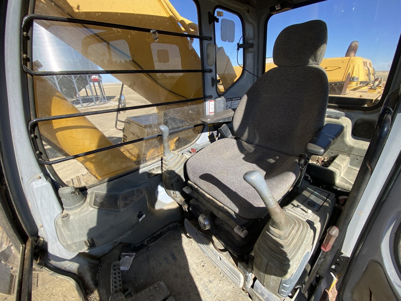 2001 Deere 450LC Excavator with Dig Bucket #9148 BP