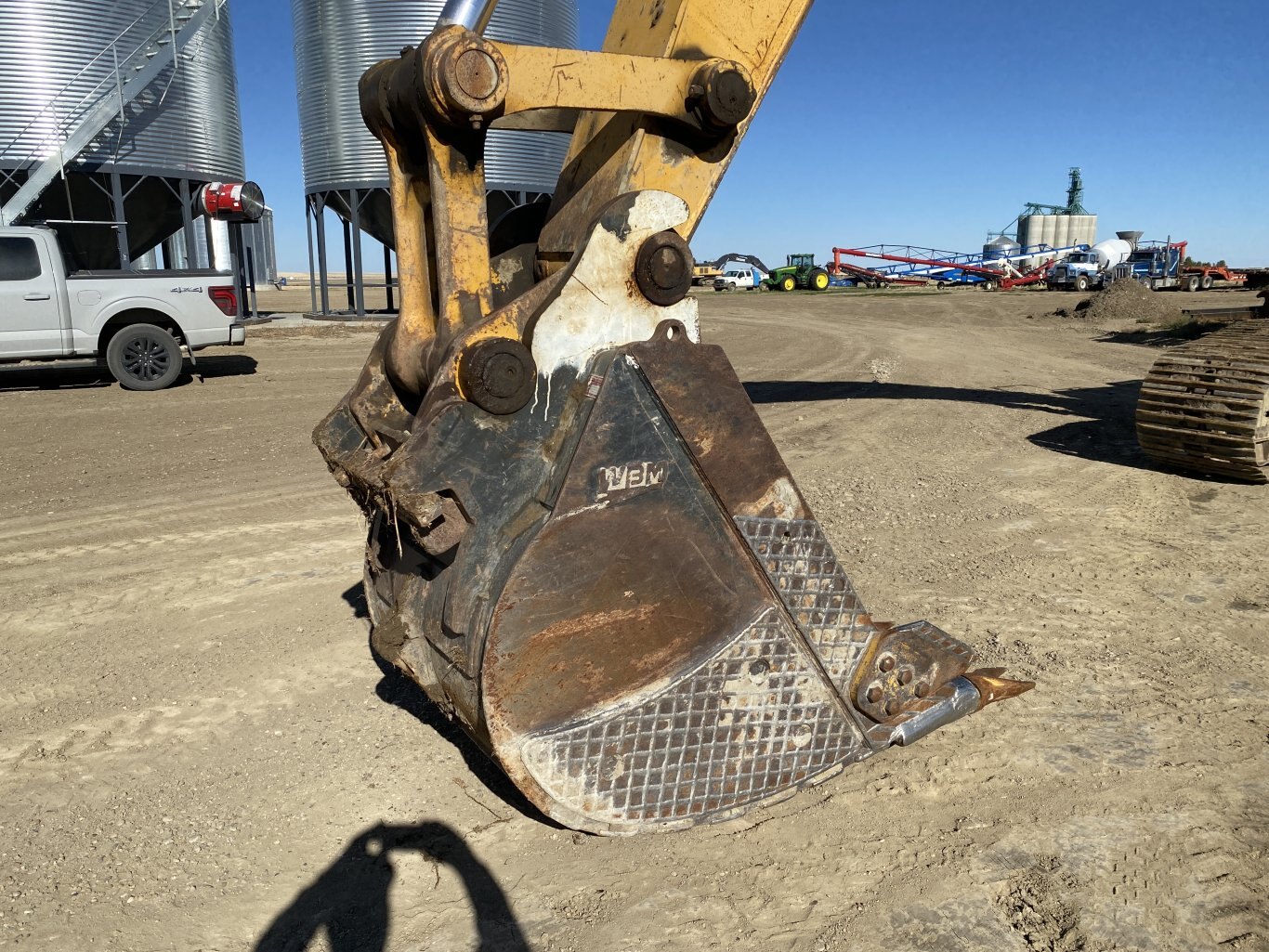 2001 Deere 450LC Excavator with Dig Bucket #9148 BP