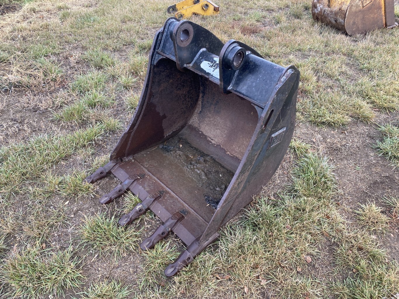 Backhoe Dig Bucket for Caterpillar 30 Inch Pin On Lugging Fits To: 416D, 420D, 420DIT, 424D, 428D, 430D, 430DIT, 432D, 438D, 442D Machines #9271 BP