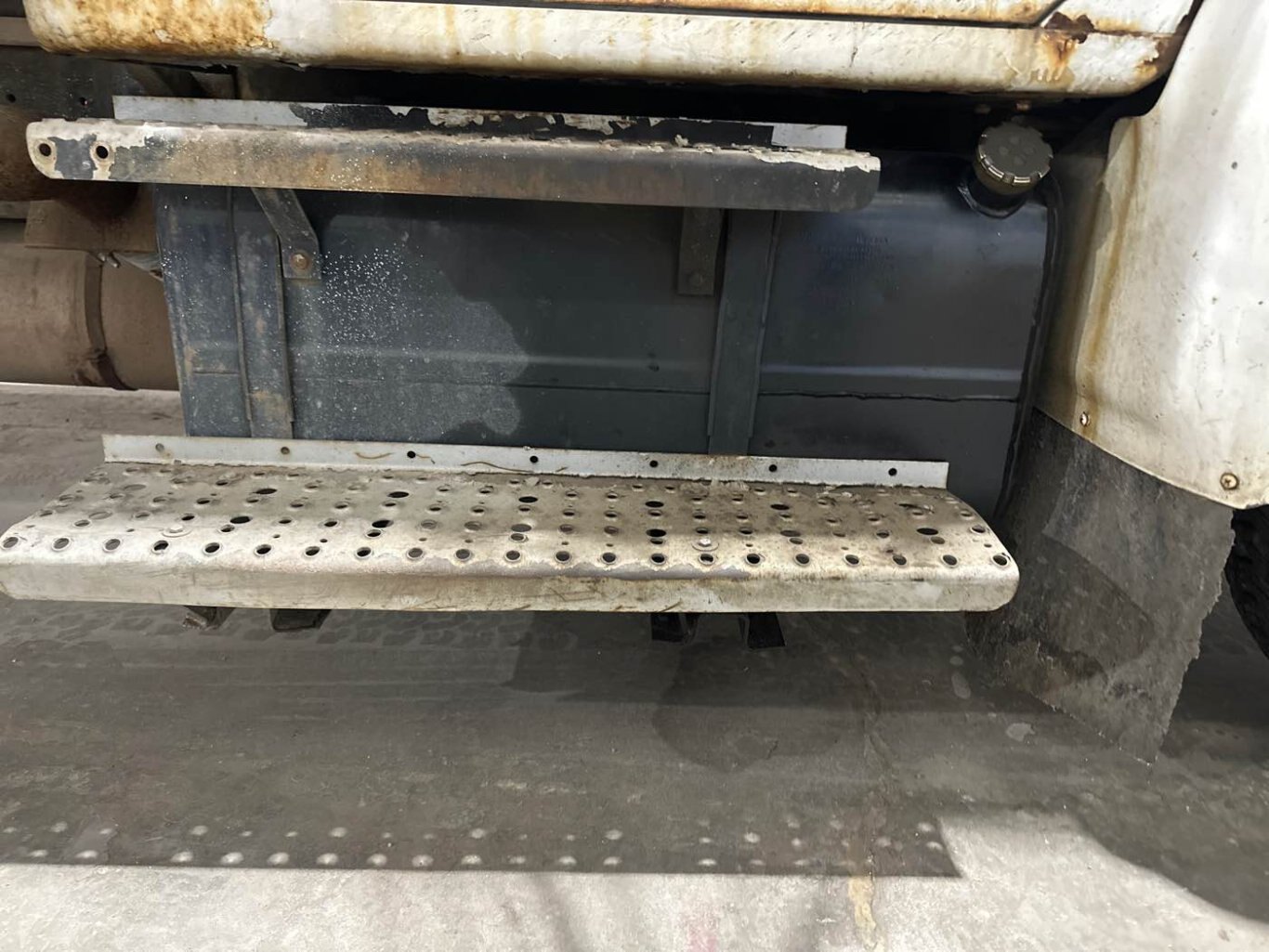 1991 International 4700 (4x2) Sanding Truck #9420 JA