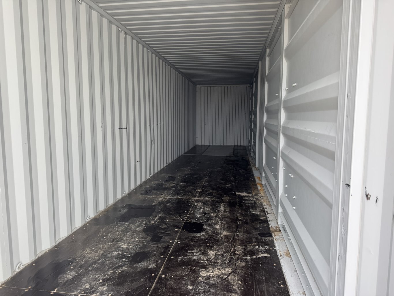 40 ft. seacan 1 front and 2 large side doors 1 trip #10547 JPH