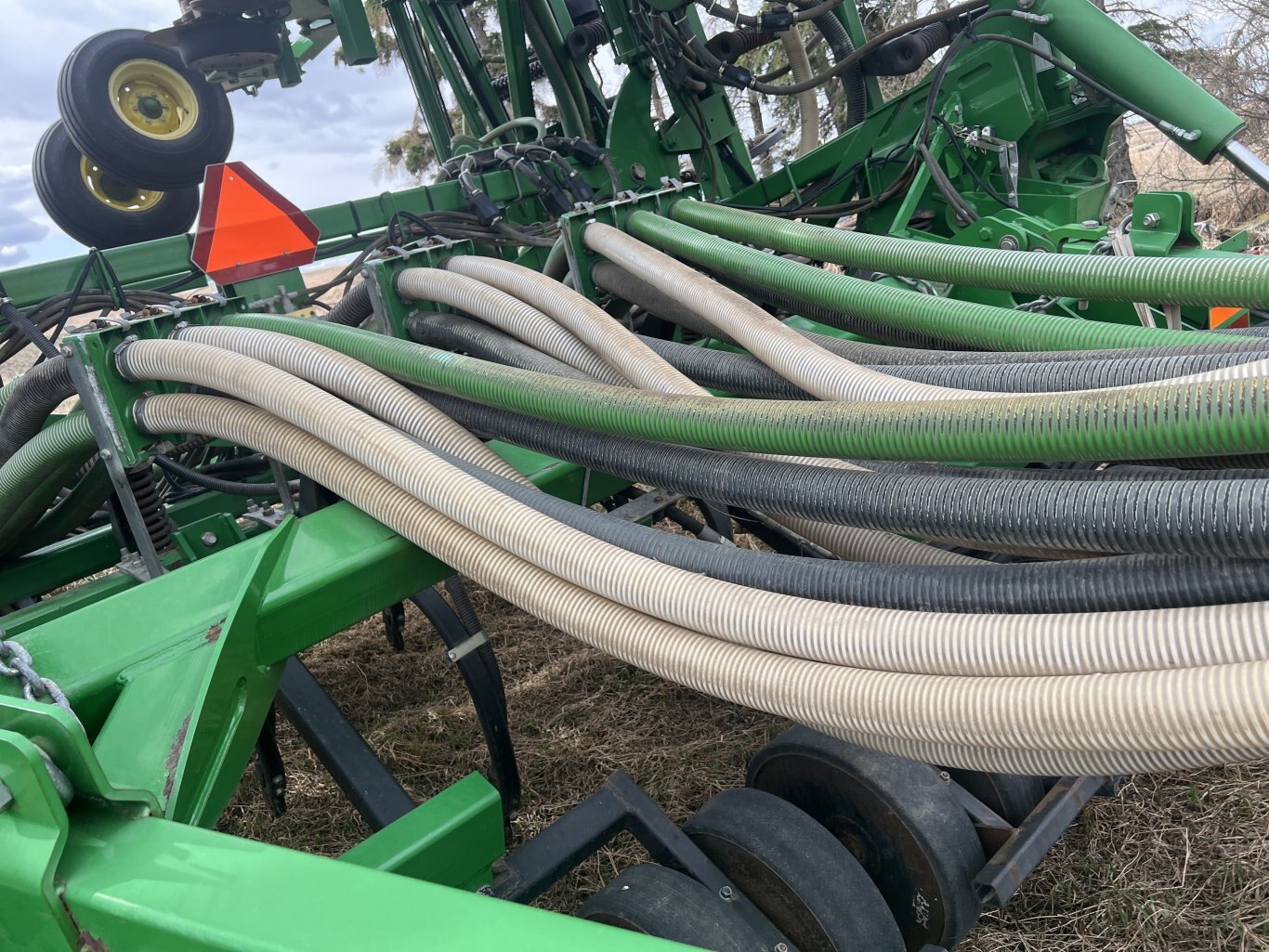 2009 John Deere 1835 Air Seeder 60ft & John Deere 1910 Cart #9764 BP