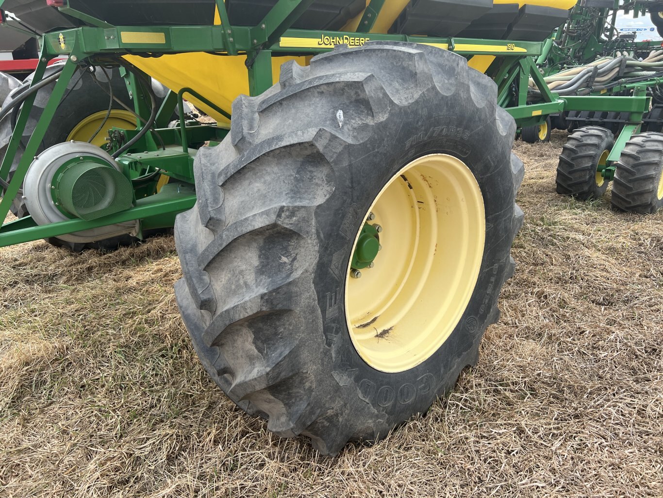 2009 John Deere 1835 Air Seeder 60ft & John Deere 1910 Cart #9764 BP