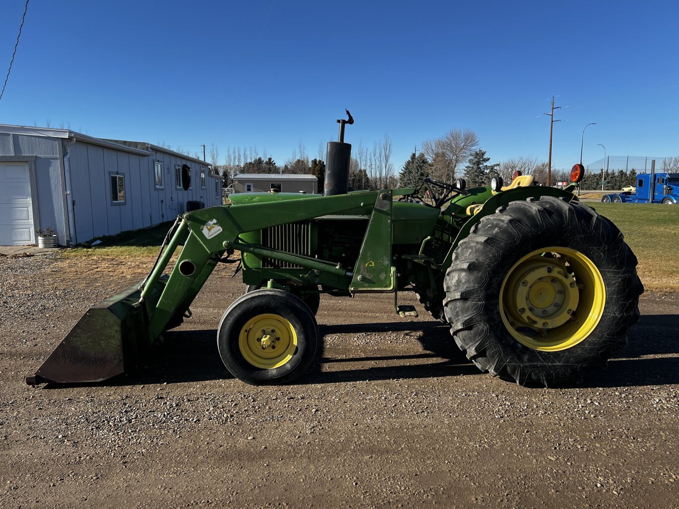 1975 John Deere 2130 Tractor with Loader • John Deere 2130B Tractor 2WD #11252 BP