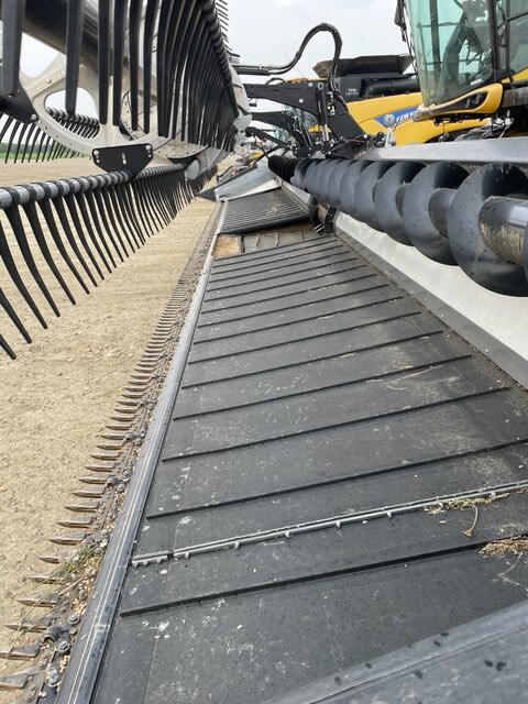 2022 Macdon FD240 FlexDraper Header 40ft *** 2 Headers Available *** • FD2 Draper • 40 ft FlexDraper Header #11289 BP