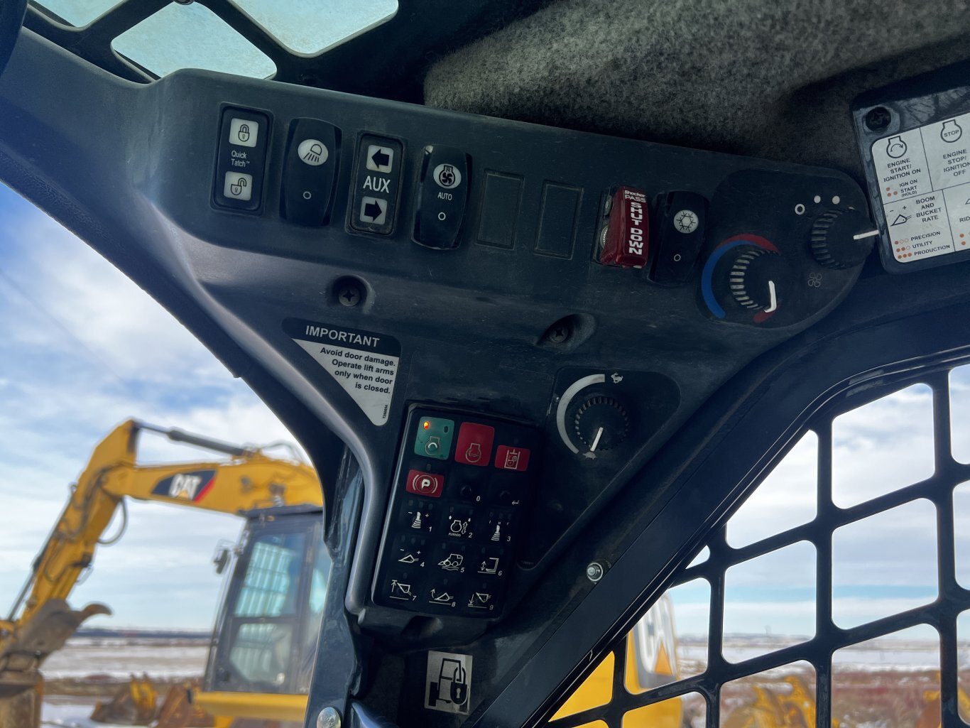 2017 Deere 331G Skid Steer with Bucket • Tracked Skid • Compact Track Loader #11323 BP