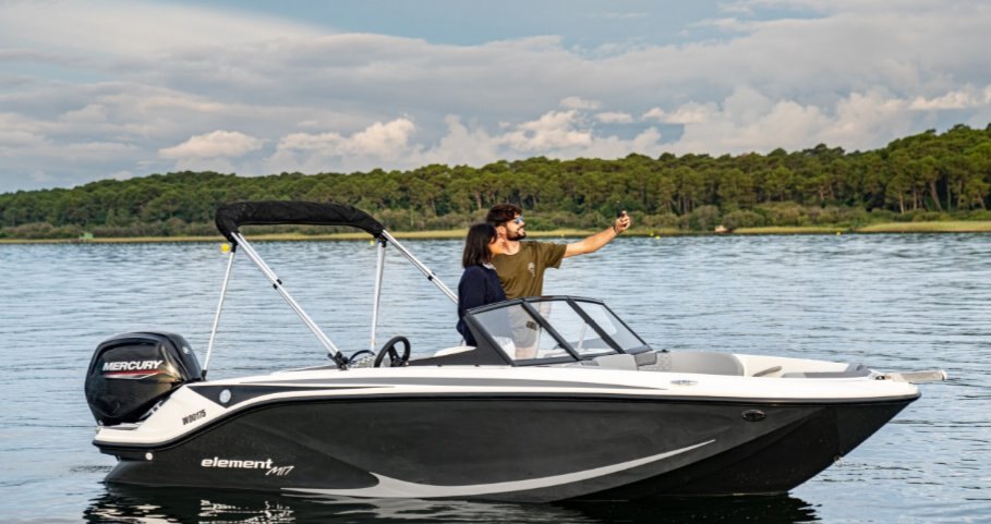 2024 Bayliner M17 Kingfisher Blue Hull