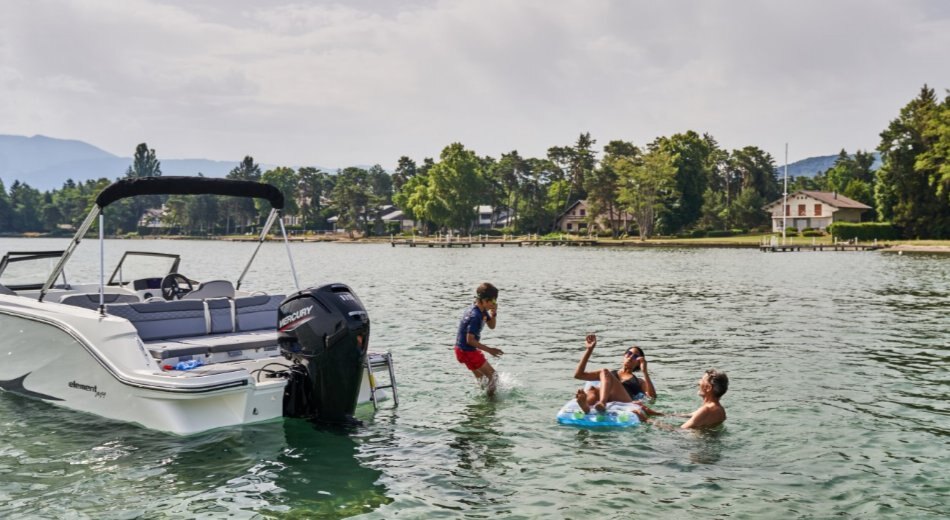 2024 Bayliner M19 Solid Black Hull