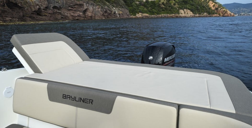 2024 Bayliner VR5 Blue Hull Sides (White Bottom)