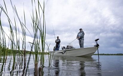 2024 Crestliner 1650 Discovery SC Silver Metallic exterior & Gray interior