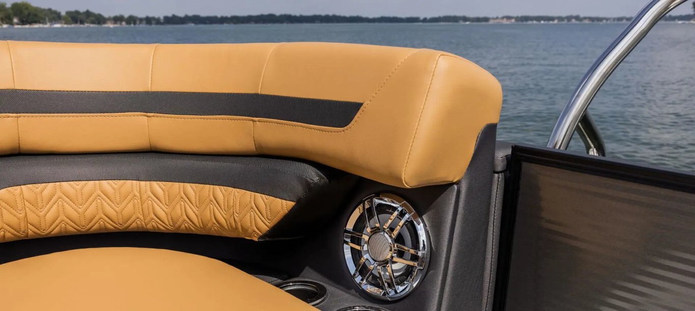 Hurricane FunDeck 2360 SBC OB