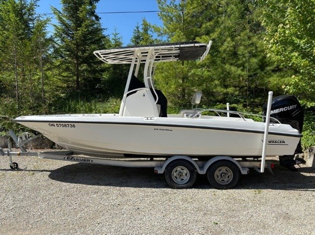 2017 BOSTON WHALER 210 DAUNTLESS