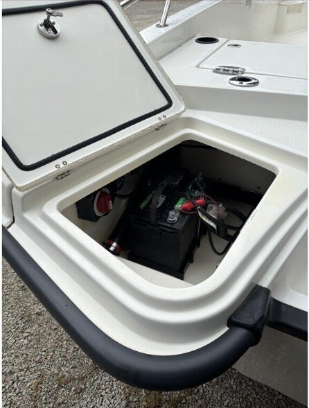 2017 BOSTON WHALER 210 DAUNTLESS