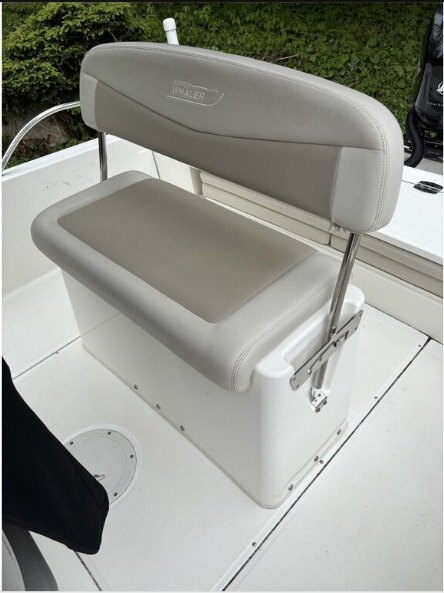 2017 BOSTON WHALER 210 DAUNTLESS